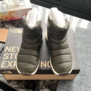 BNWNT- The North Face women's thermoball pull on.